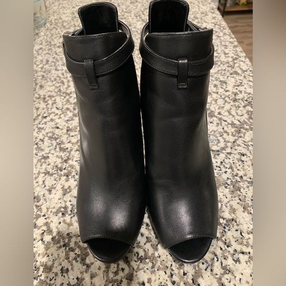 Michael Kors woman’s Lawson open toed boots. - Picture 2 of 4